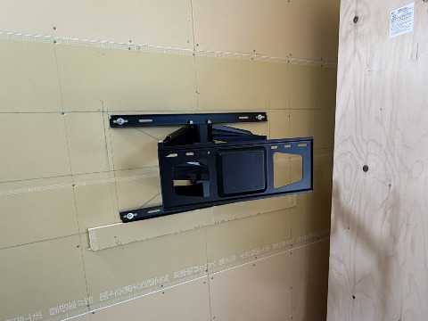 TV用壁掛け金具を取付しました