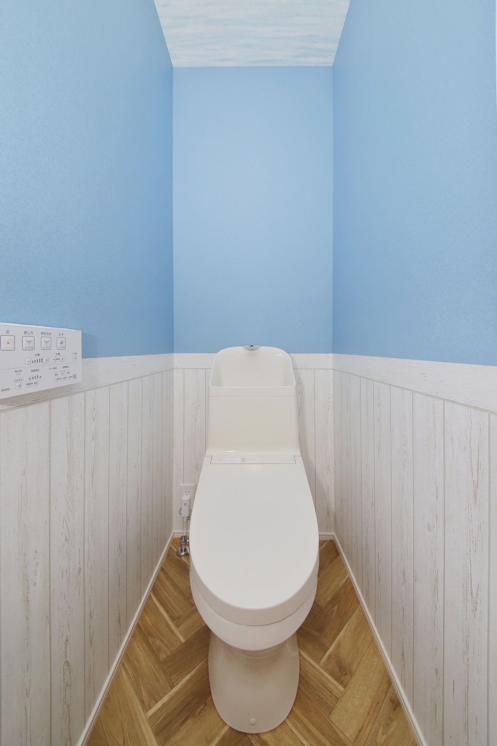 ブルーの明るいトイレ