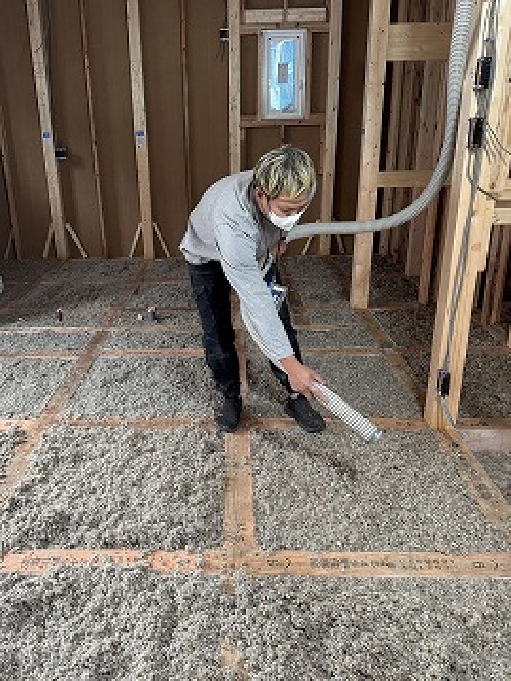 床のセルロース工事