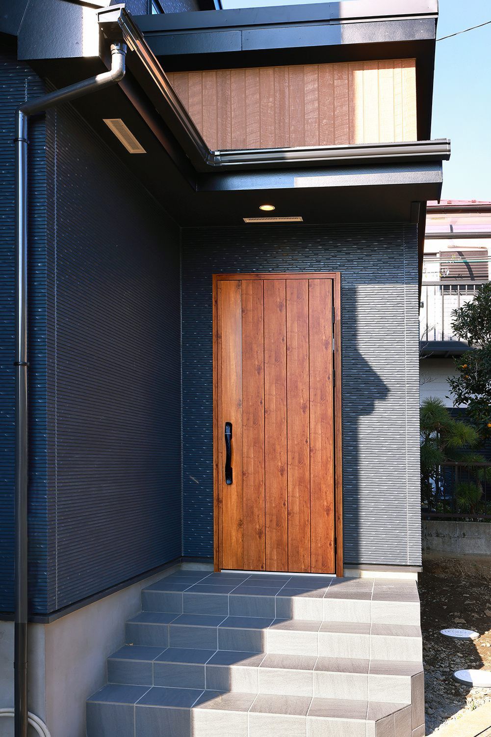 木彫の玄関ドア