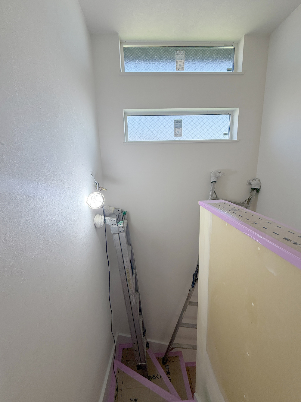 クロス工事が始まりました。